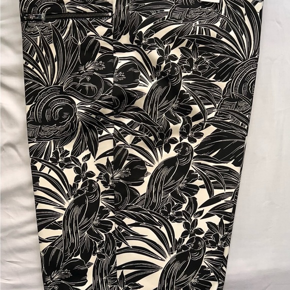 Comfort stretch mid-rise Bermuda shorts - Picture 3 of 4